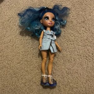 Blue rainbow high doll. Comes with the clothes shown in picture.